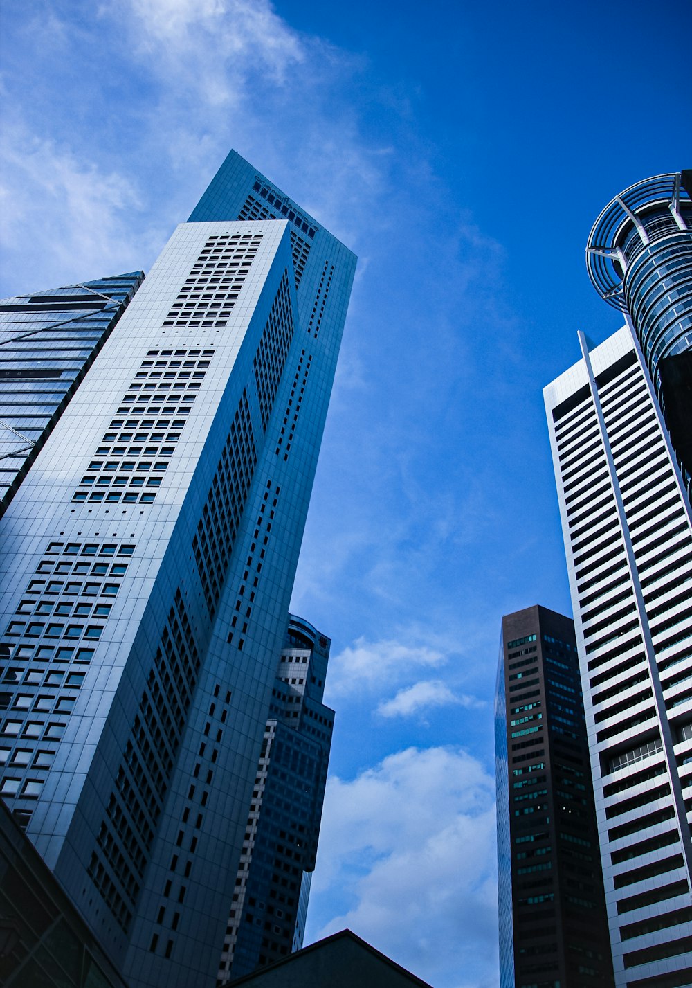 Weiß-blaues Betongebäude unter blauem Himmel tagsüber