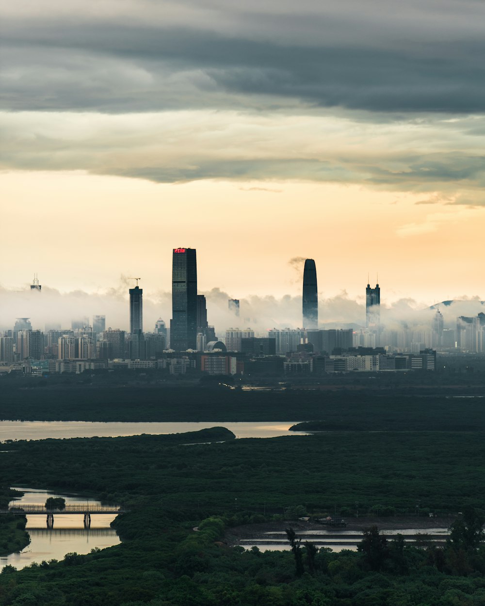 Skyline der Stadt tagsüber unter bewölktem Himmel