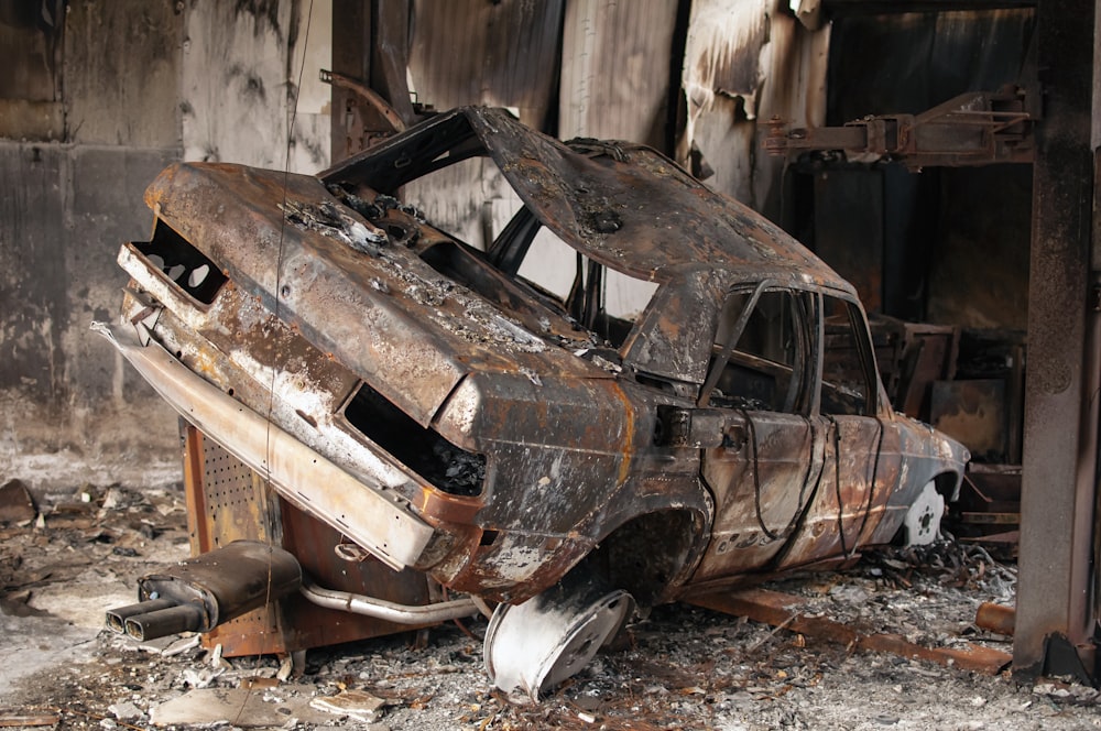 auto d'epoca marrone davanti al muro di legno marrone