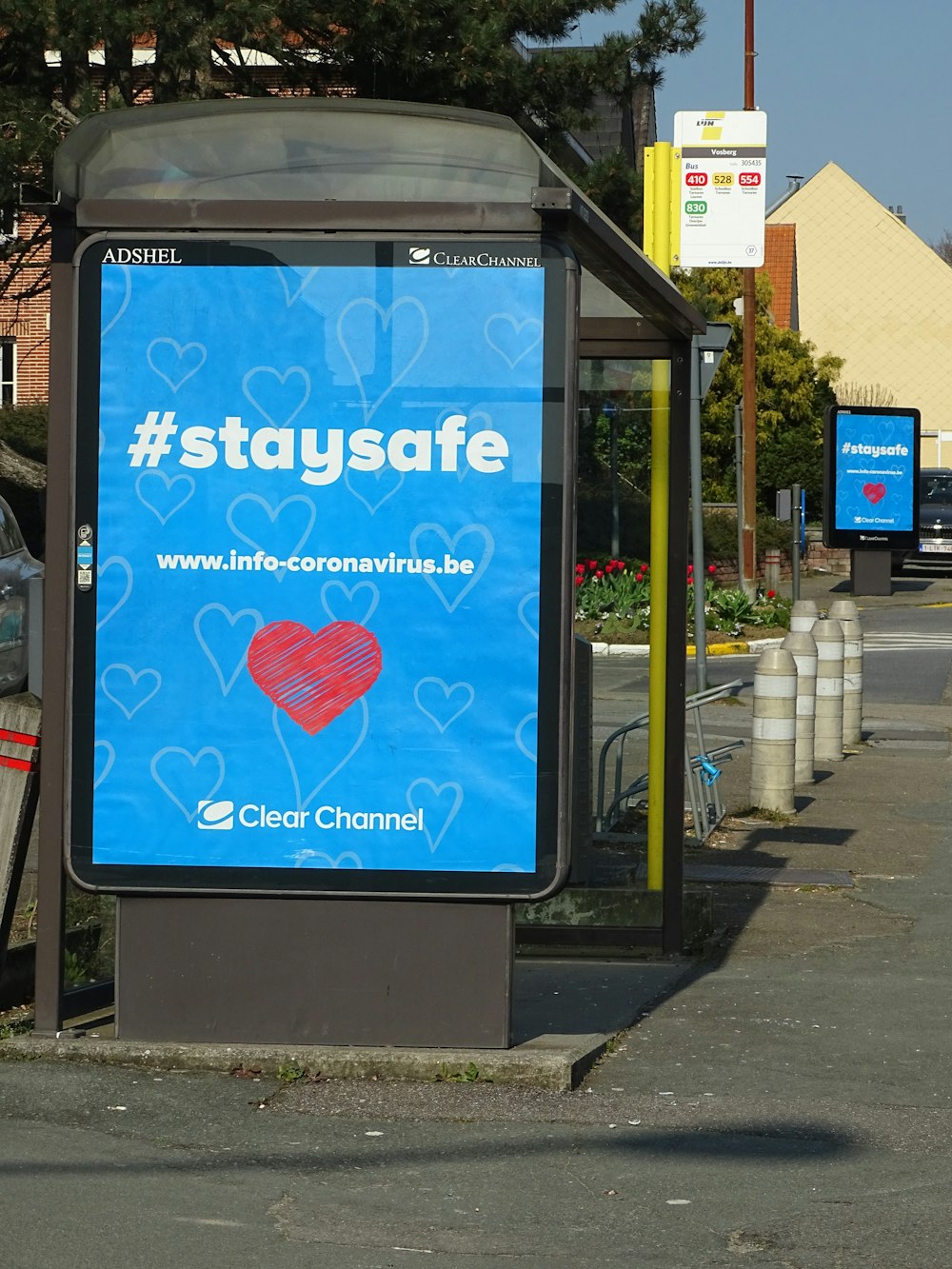 Signalisation bleue et blanche sur le trottoir pendant la journée