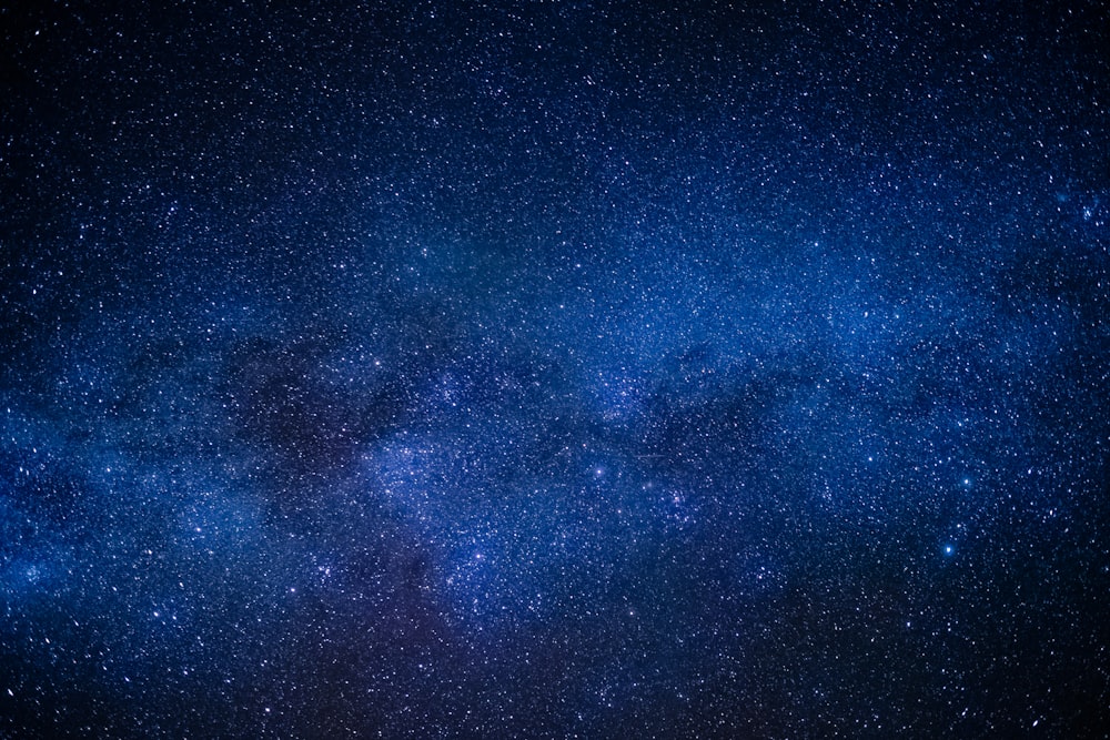 cielo nocturno estrellado azul y blanco