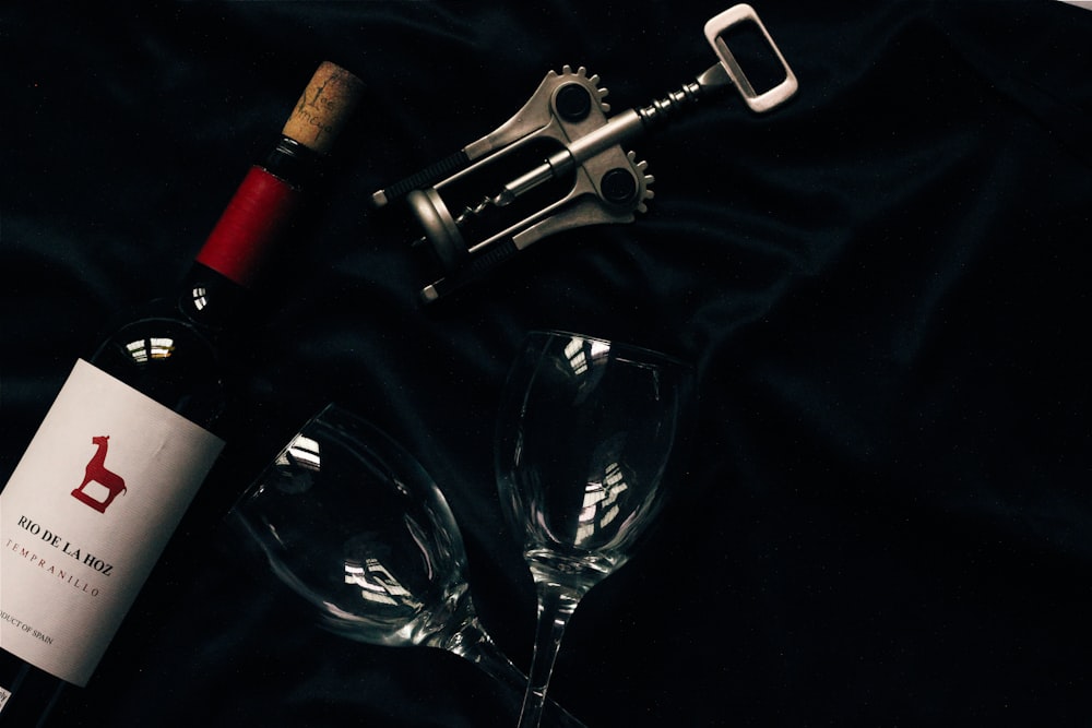 botella de vino y copa de vino