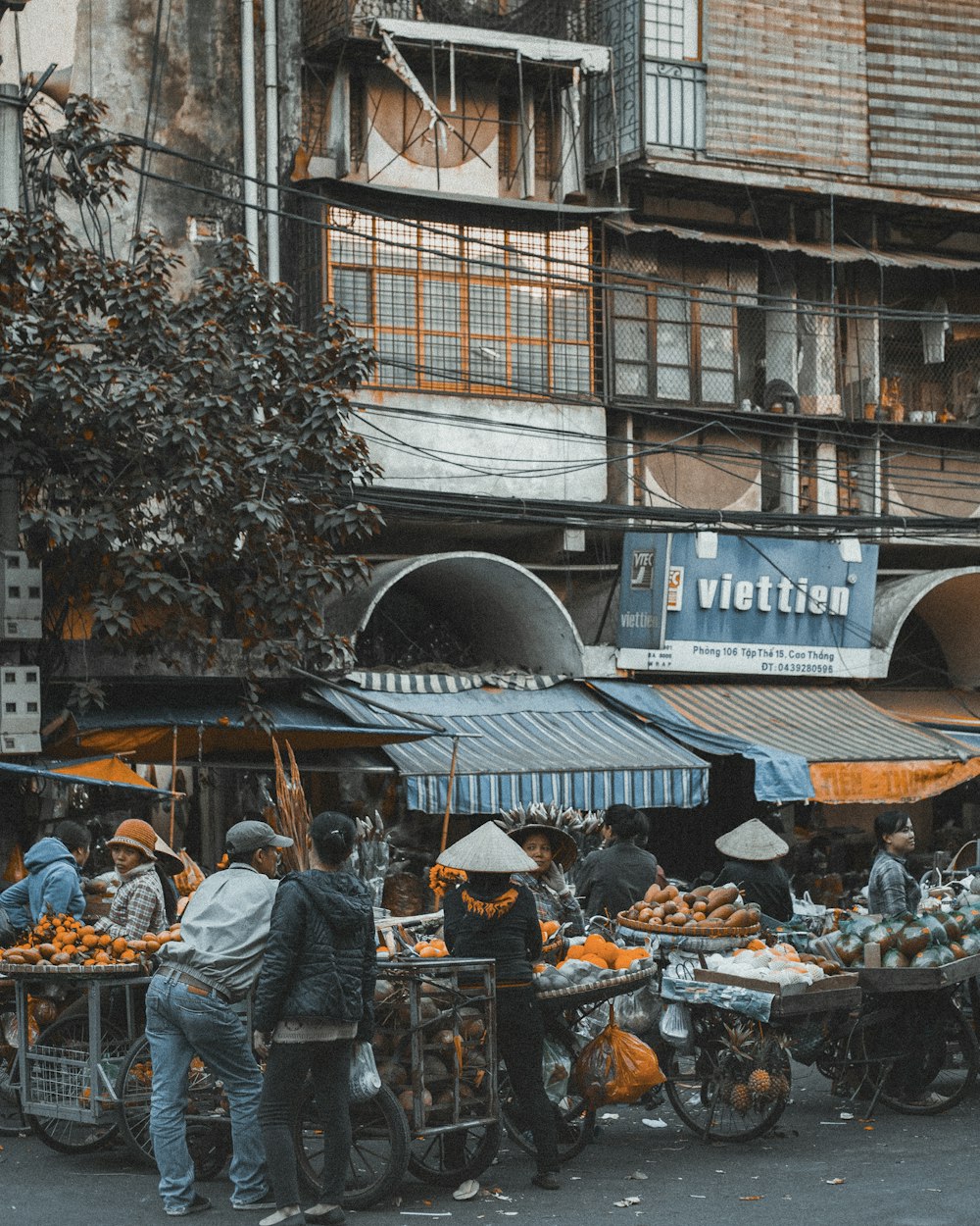 Menschen auf dem Markt tagsüber