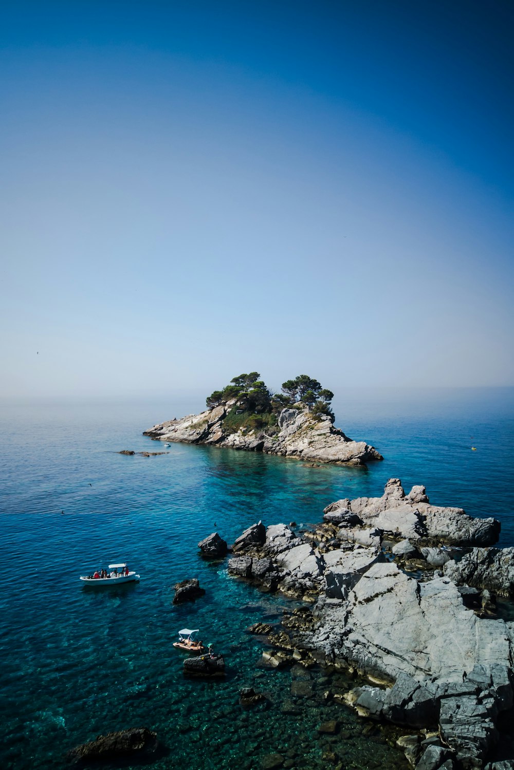 barca bianca e blu in mare durante il giorno