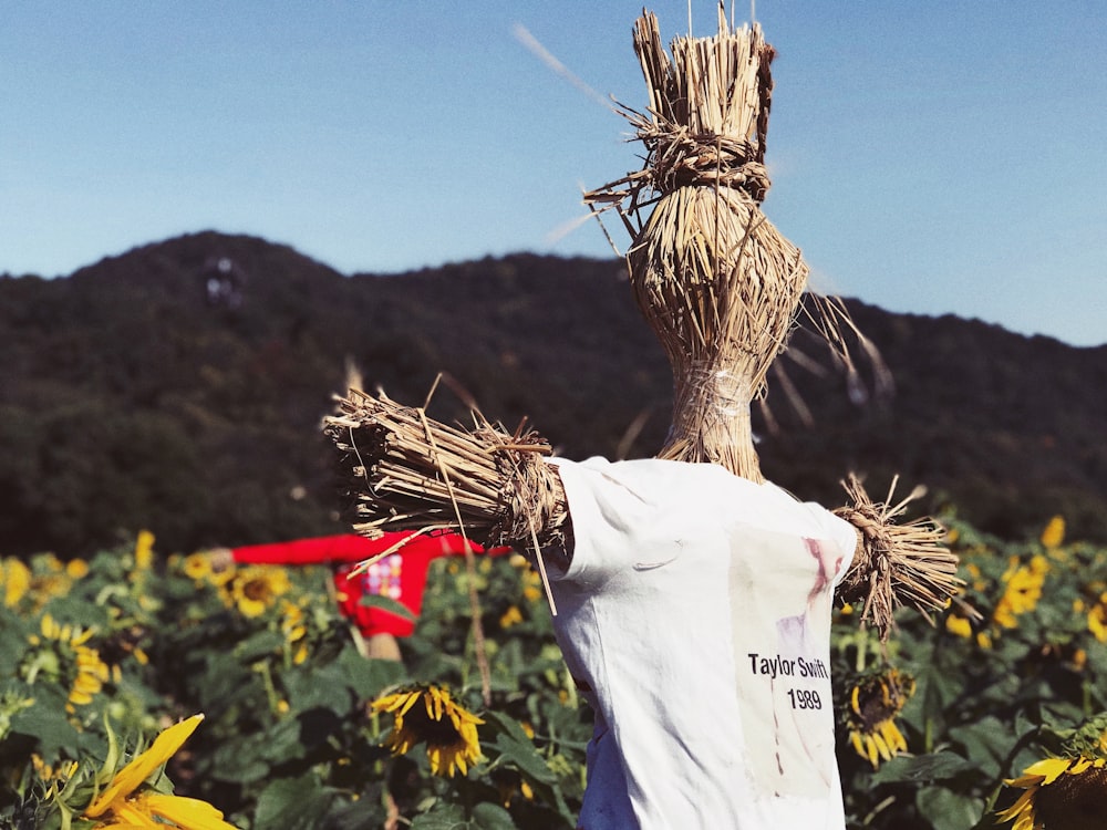 Mann im weißen T-Shirt mit braunem Stock