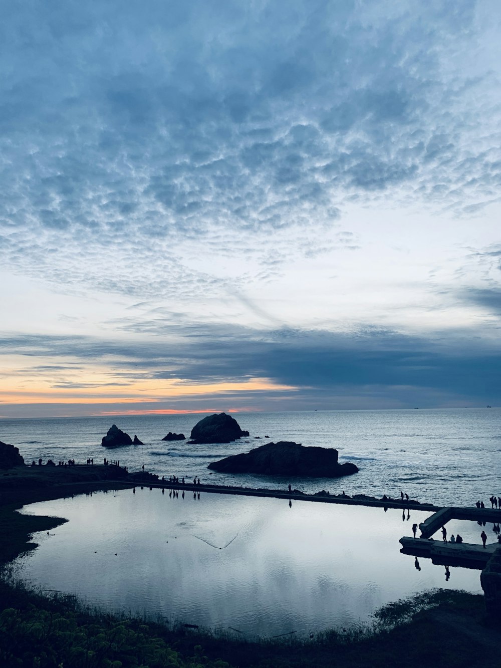 Cuerpo de agua bajo el cielo nublado durante el día