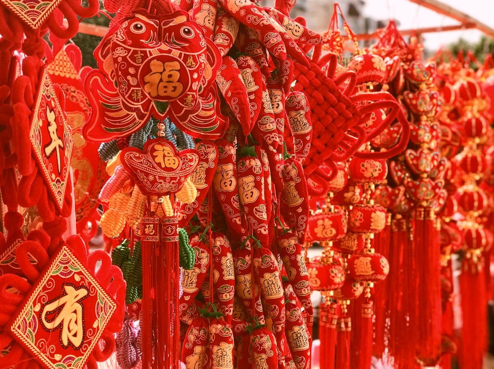 lanternas chinesas vermelhas e douradas