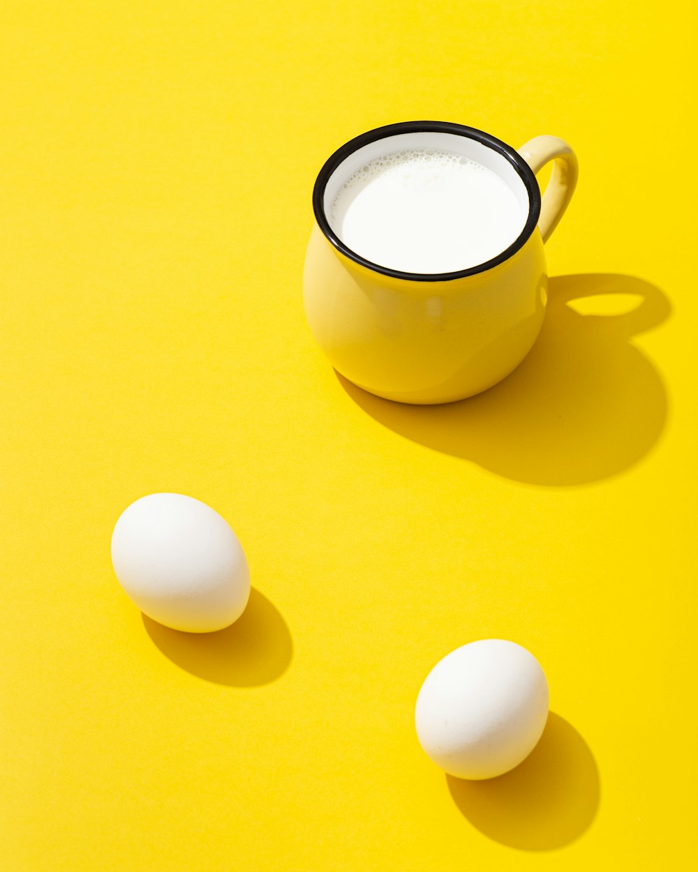 weißer Keramikbecher mit weißem Ei