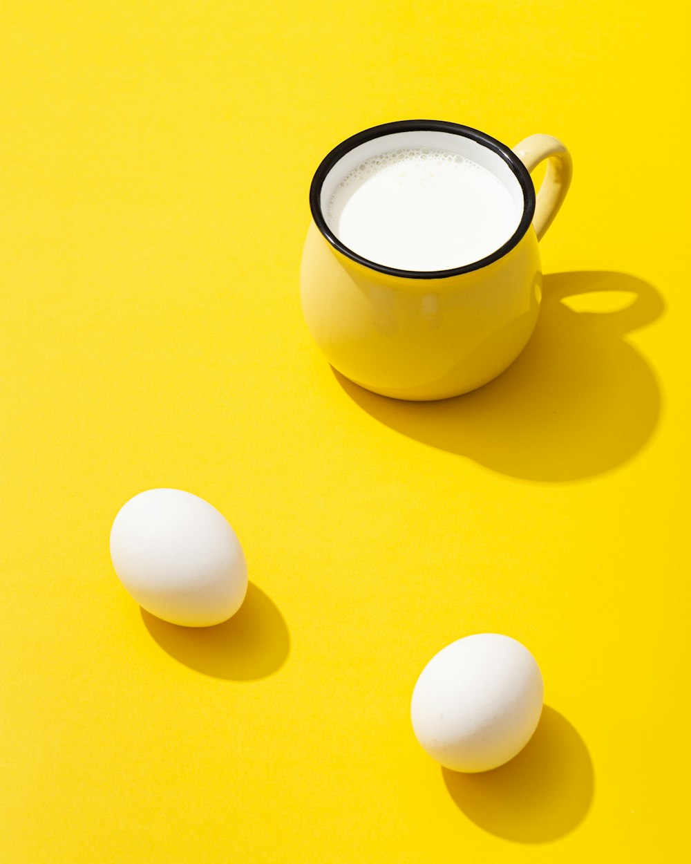 Mug en céramique blanche avec œuf blanc