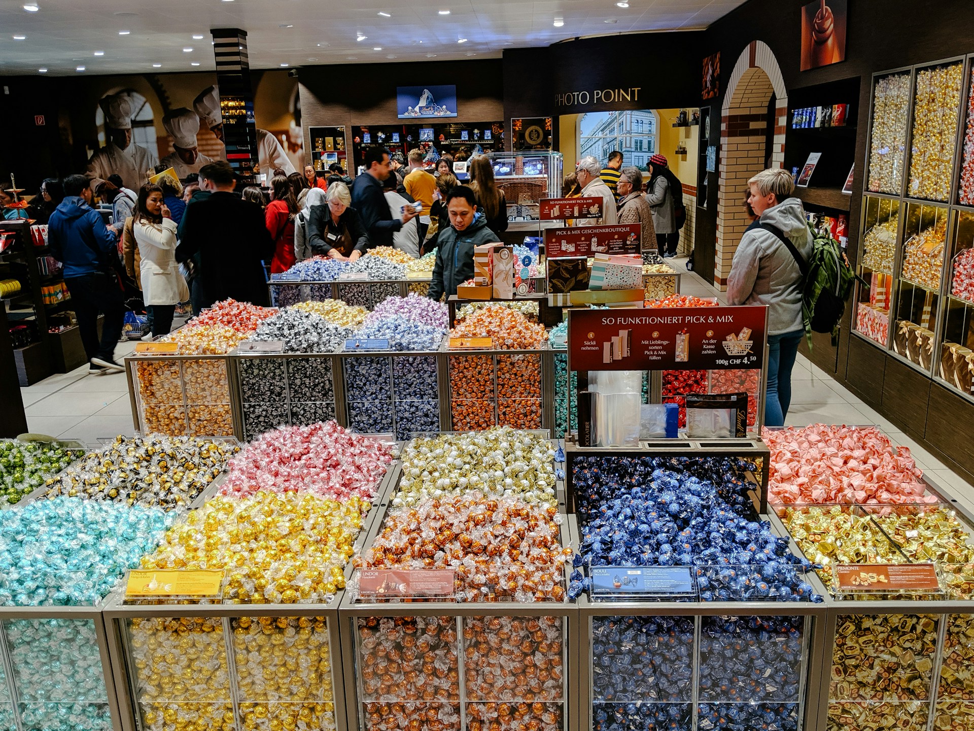 gray computer monitor