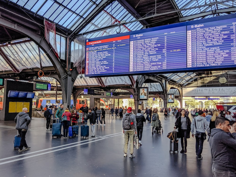 personnes marchant sur la gare pendant la journée