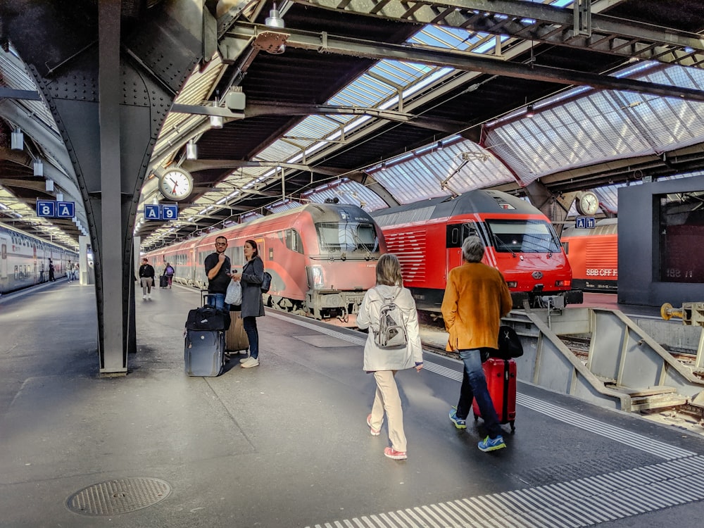 personnes marchant sur la gare