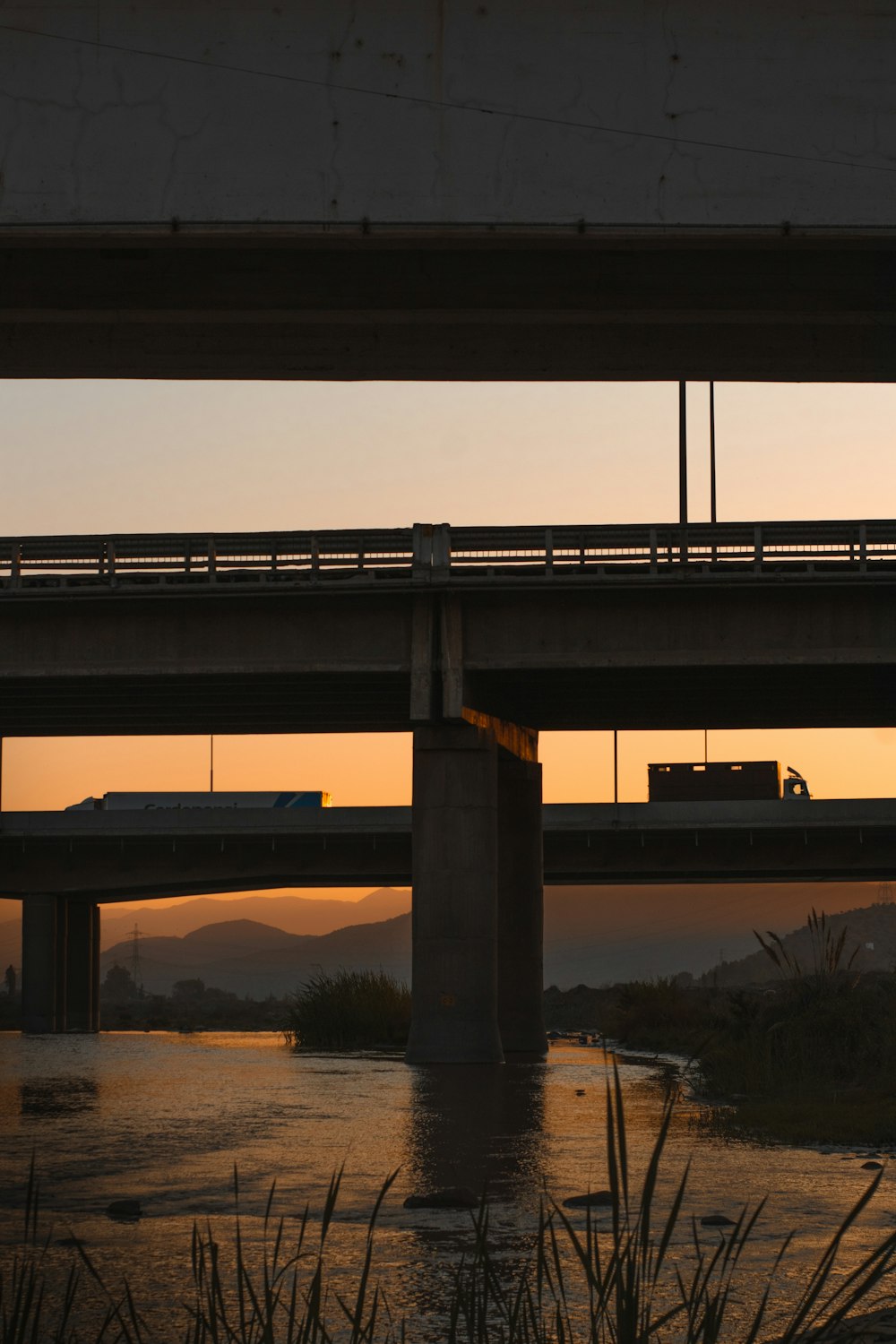 ponte de concreto marrom sobre o rio durante o dia