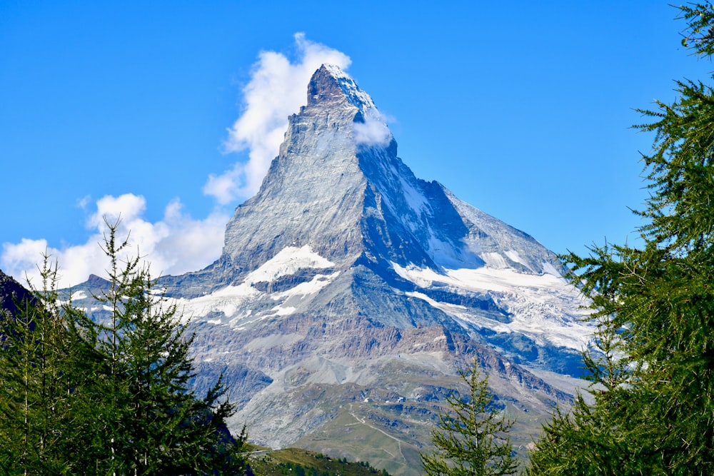 montagne enneigée sous ciel bleu pendant la journée