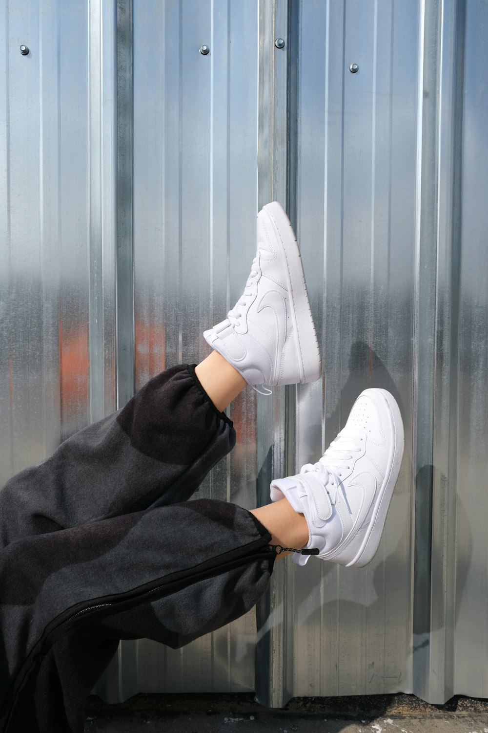 Foto persona con zapatillas nike blancas – Imagen Los angeles gratis en  Unsplash