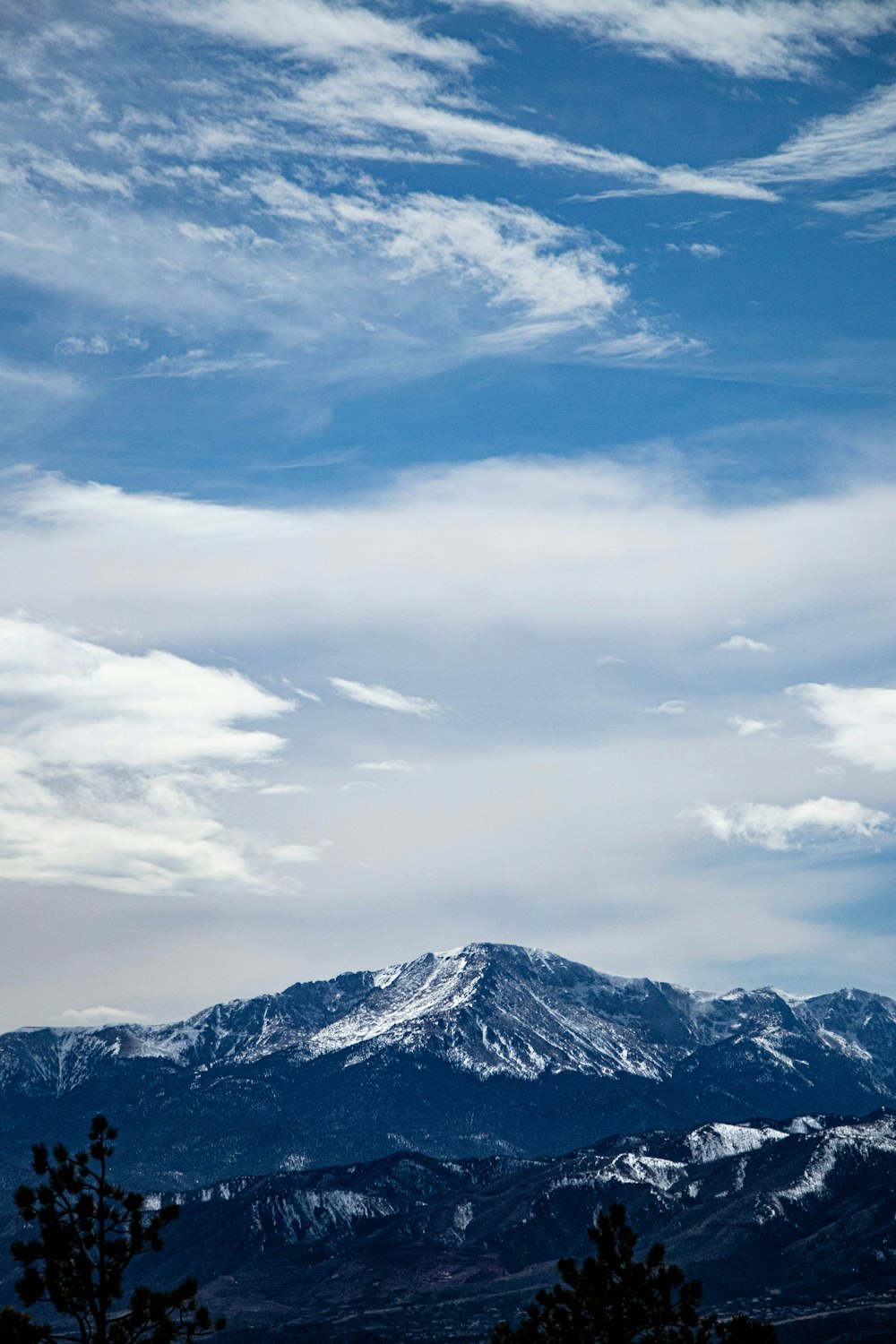 Montaña cubierta de nieve bajo el cielo azul durante el día