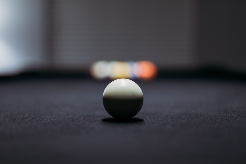 Boule blanche sur table de billard