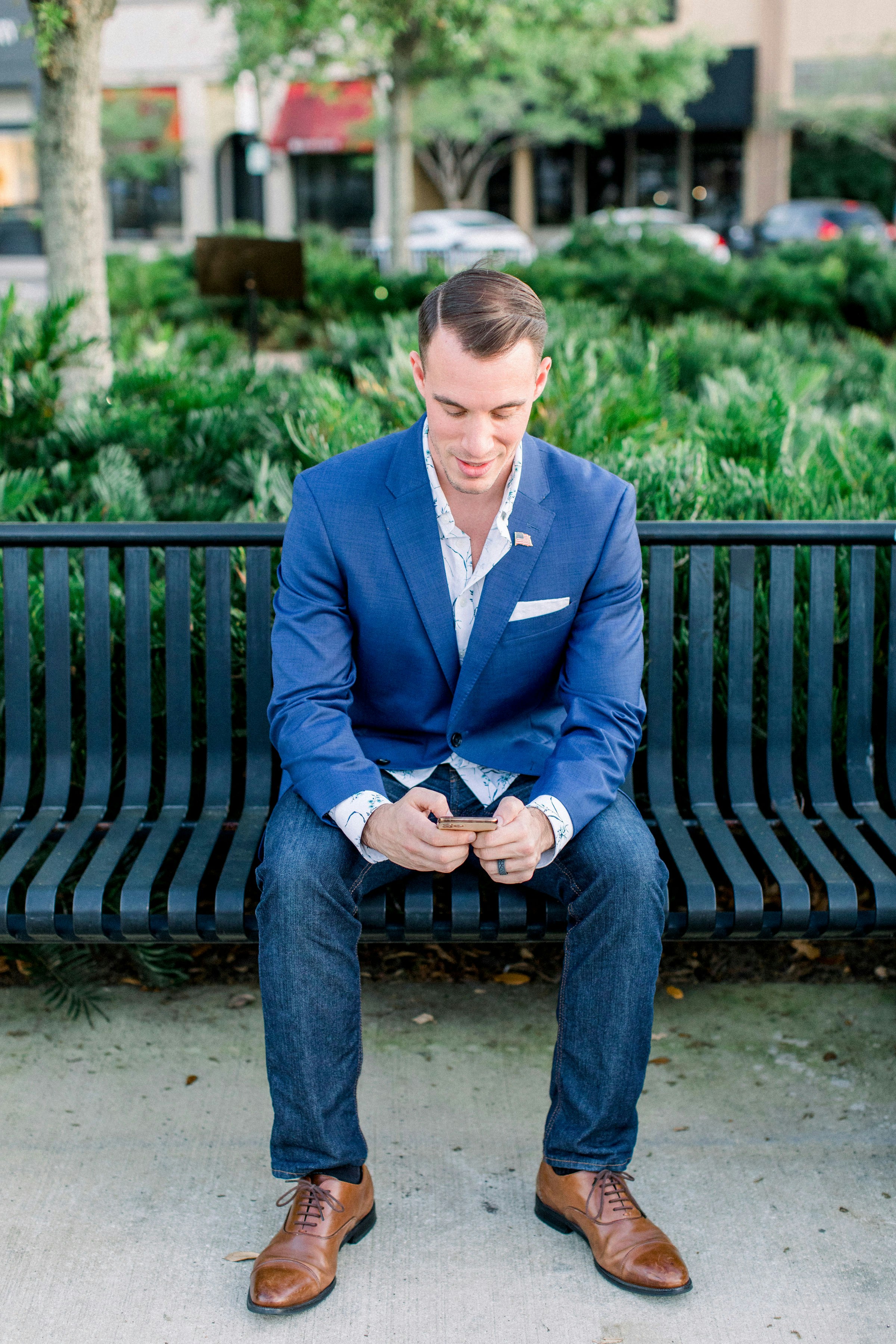 Un hombre con un traje azul sentado en un banco