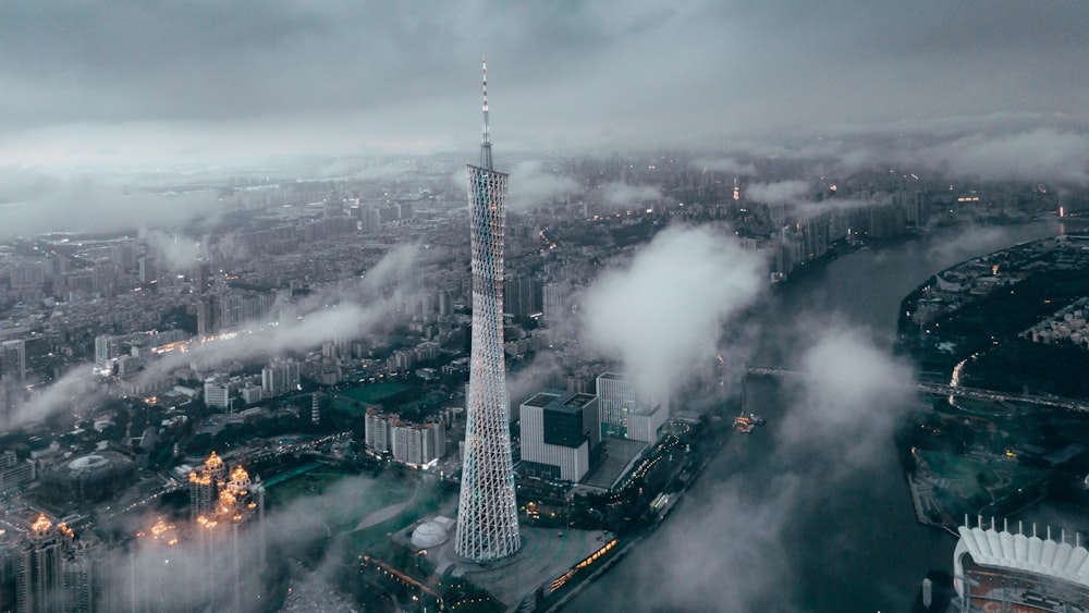 Edificio de gran altura cerca de edificios de la ciudad durante el día