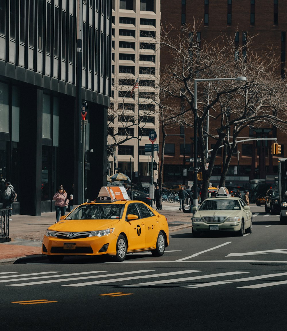 Gelbes Taxi auf der Straße in der Nähe des Gebäudes tagsüber