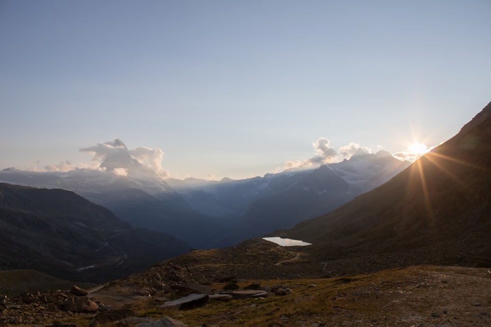 Des montagnes sous des nuages blancs pendant la journée