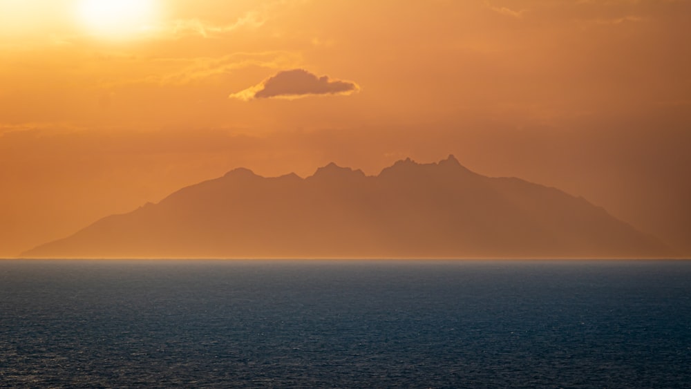 Specchio d'acqua sotto il cielo blu durante il giorno