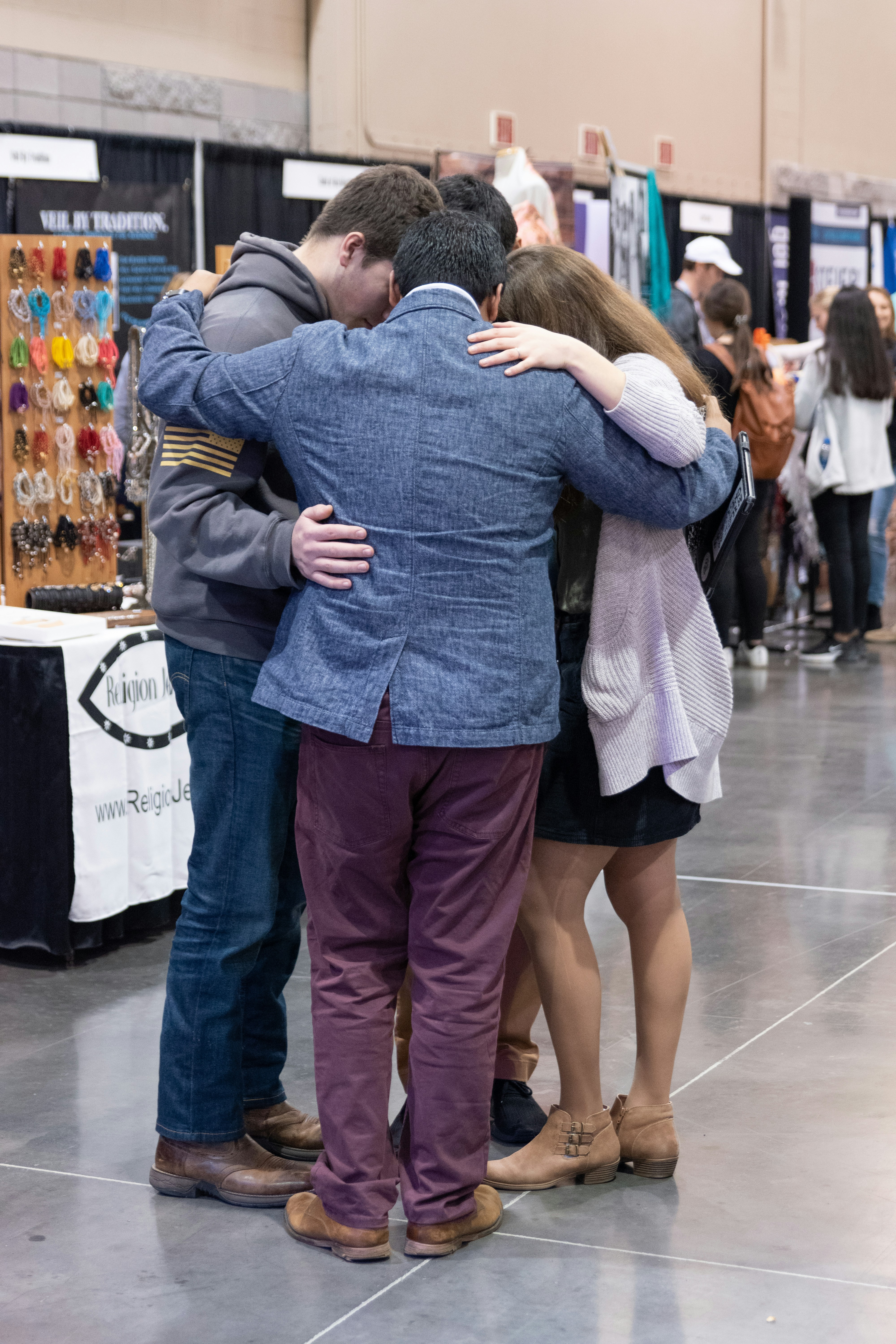 Pria dengan jaket denim biru dan wanita dengan sweter abu-abu