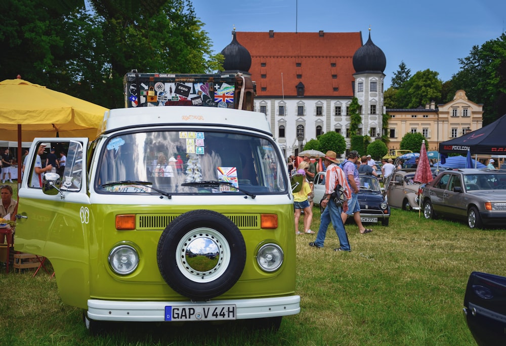 Volkswagen T-1 jaune et blanc