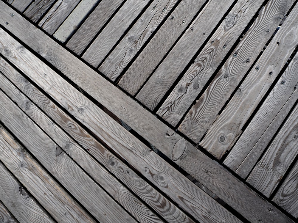 piso de madeira marrom durante o dia