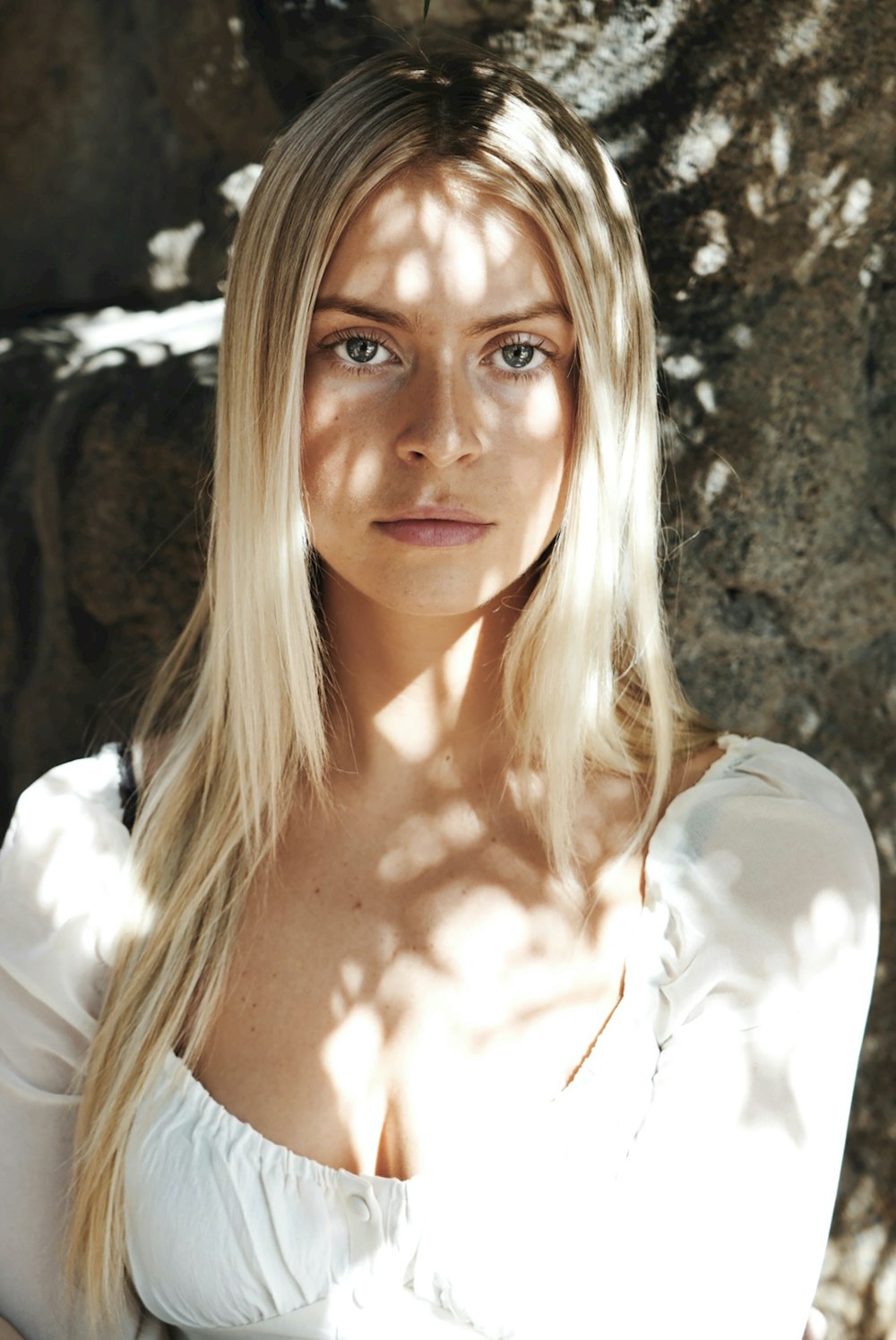 femme en chemise blanche souriant