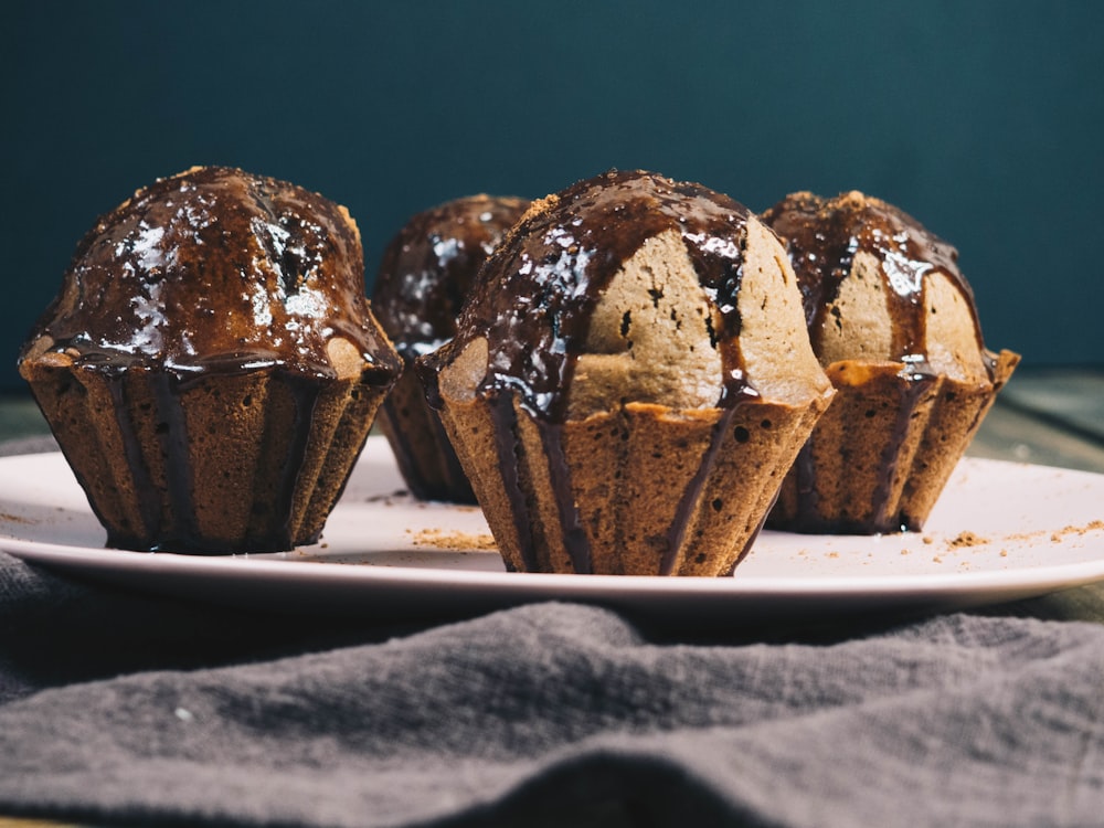 brauner und weißer Schokoladen-Cupcake auf weißem Keramikteller