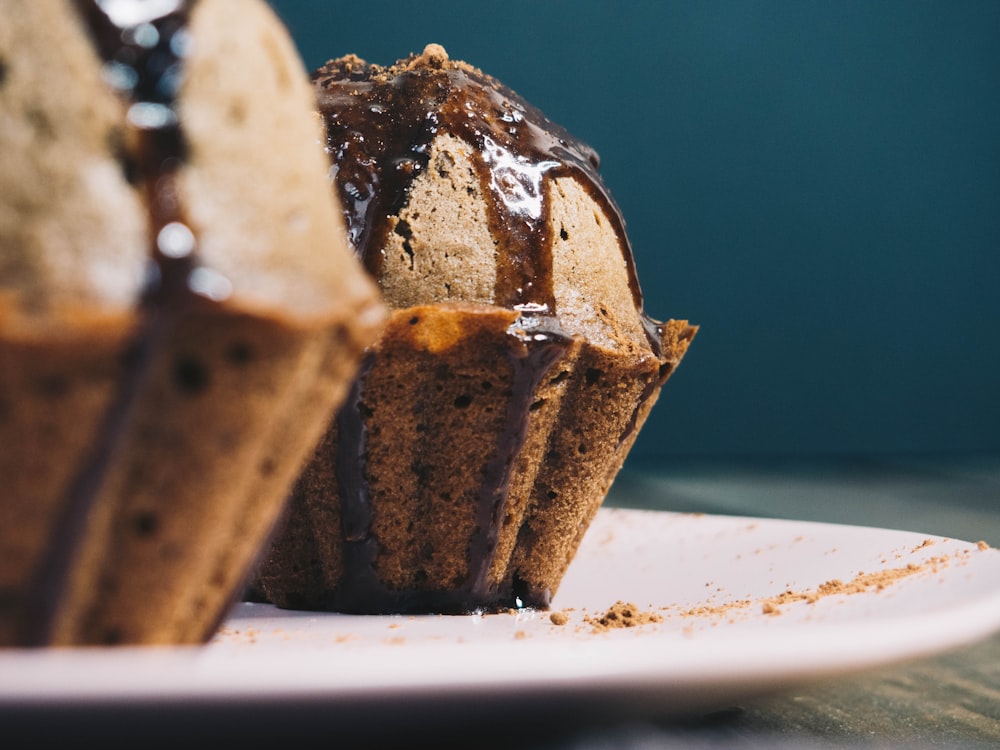 Torta al cioccolato marrone e bianco su piatto di ceramica bianca