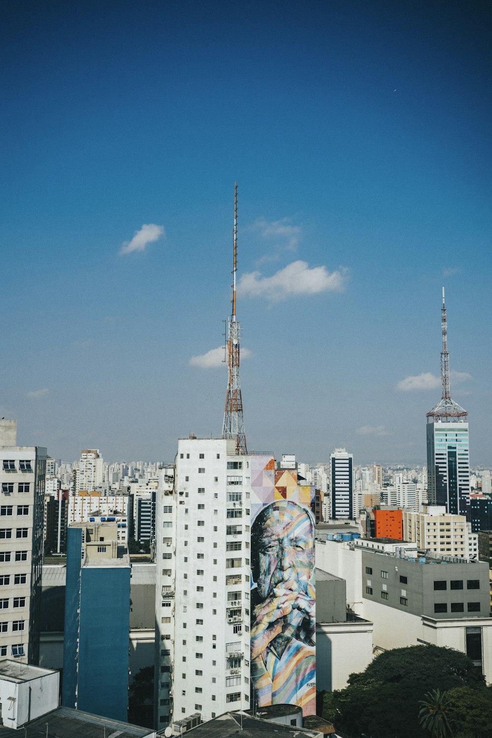 edifício de concreto branco e marrom sob o céu azul durante o dia