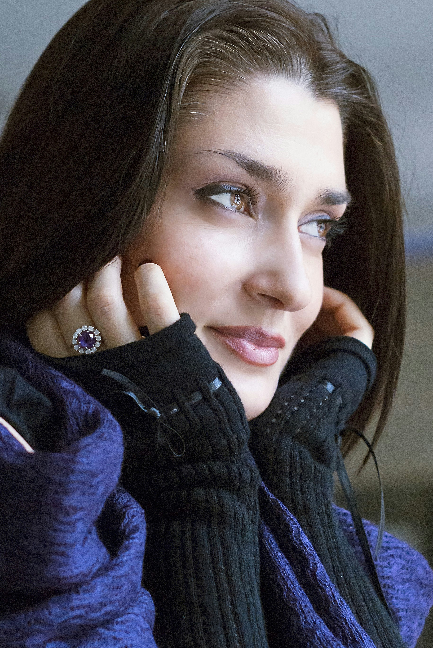 銀の指輪を身に着けている青いセーターの女性の写真 Unsplashで見つけるセルビアの無料写真