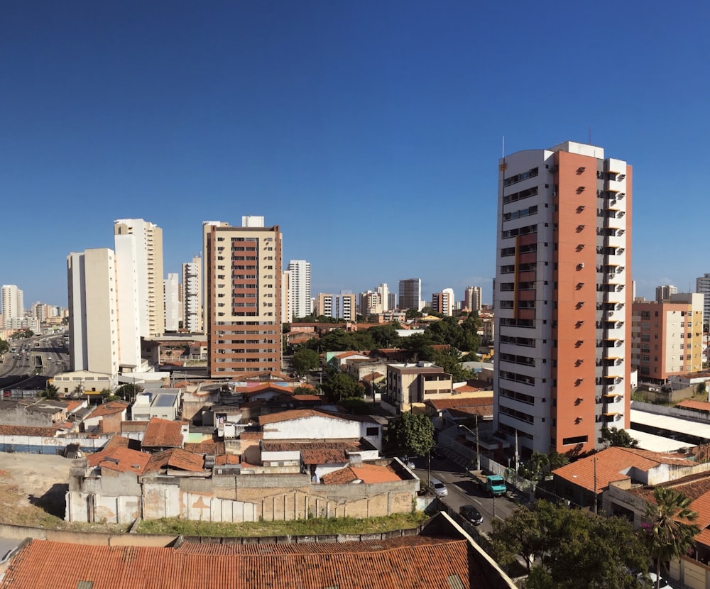 Edificios de hormigón blanco y marrón bajo el cielo azul durante el día