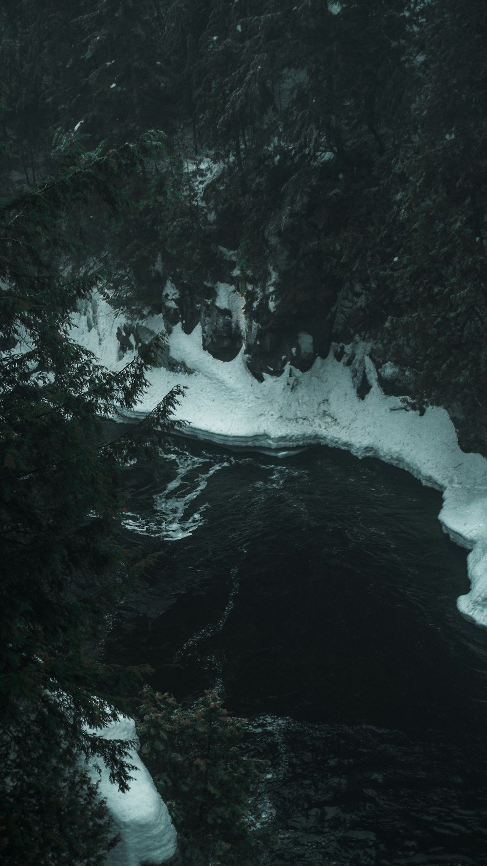 ondas de água batendo em rochas durante o dia