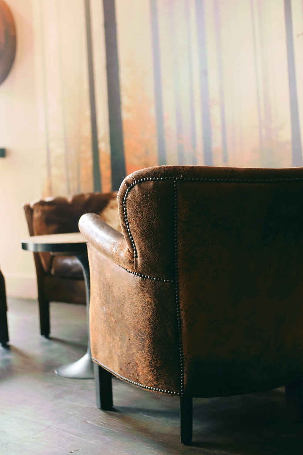 Fauteuil en cuir marron sur carreaux de céramique blanche