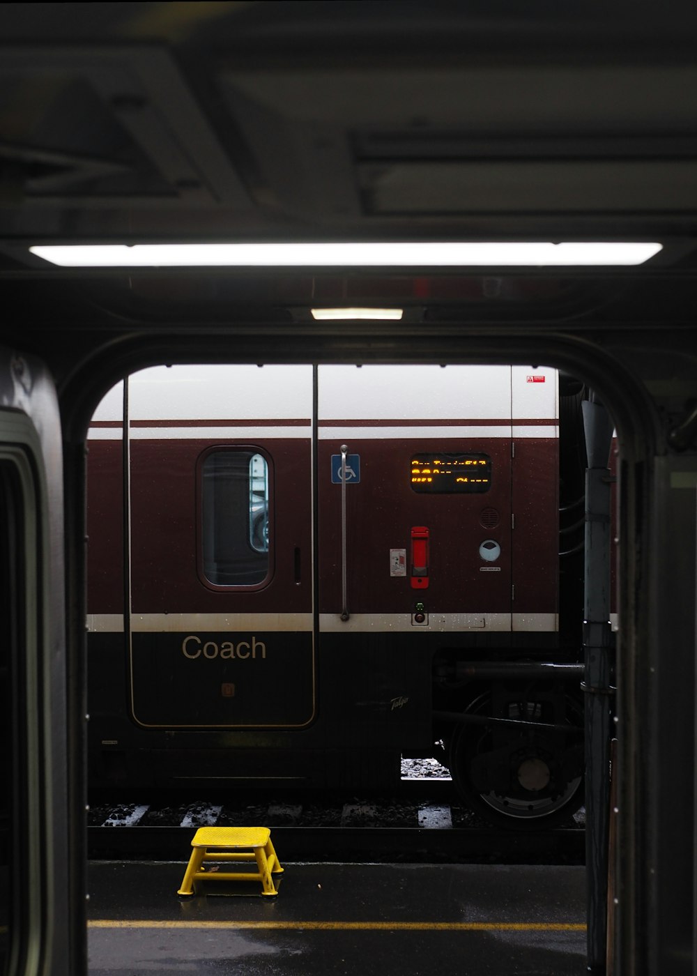 Roter und schwarzer Zug im Bahnhof