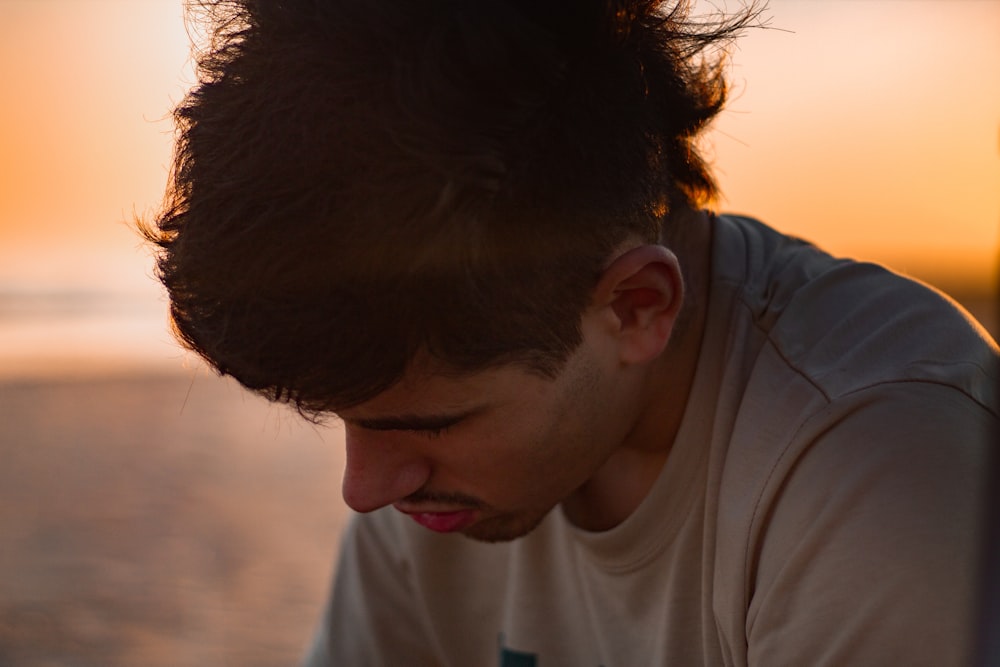 man in white crew neck shirt