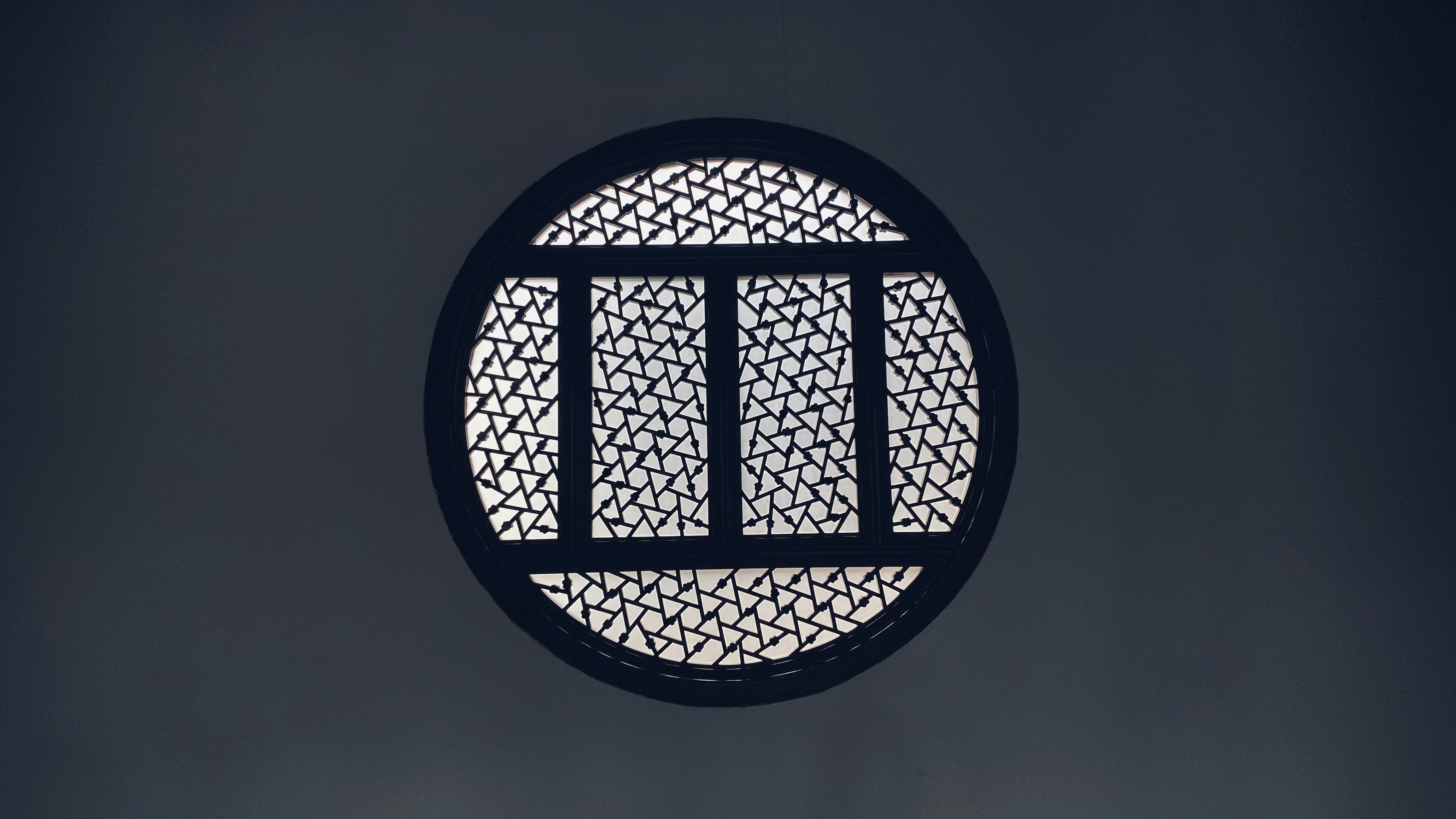 회색 벽에 흰색 금속 프레임 사진 – Unsplash의 무료 검정 이미지, image size:3000x1687