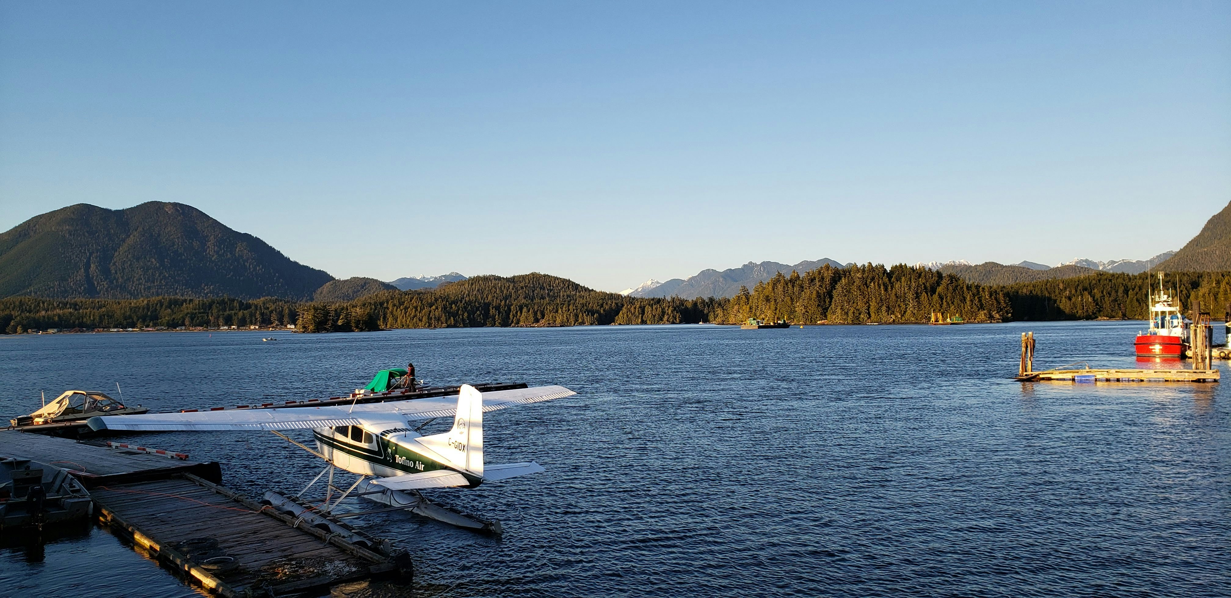 Barco blanco y verde en el mar durante el día