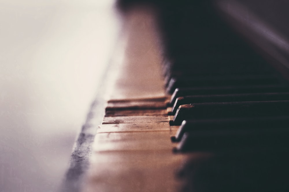 Graustufenfoto von Klaviertasten
