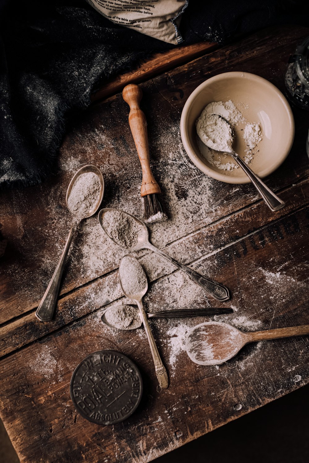 Rouleau à pâtisserie en bois brun et bol en céramique blanche