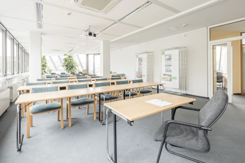 A clean and bright classroom with polished floors and tidy desks, reflecting Verdelimpio's dedication.