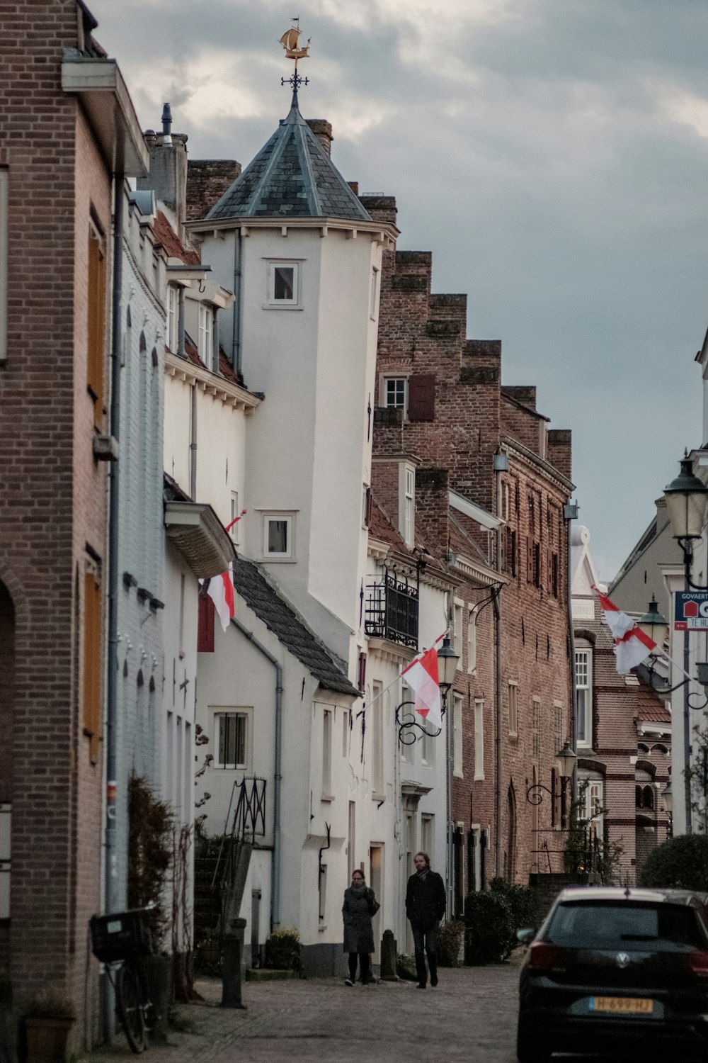 Braune und weiße Betongebäude tagsüber