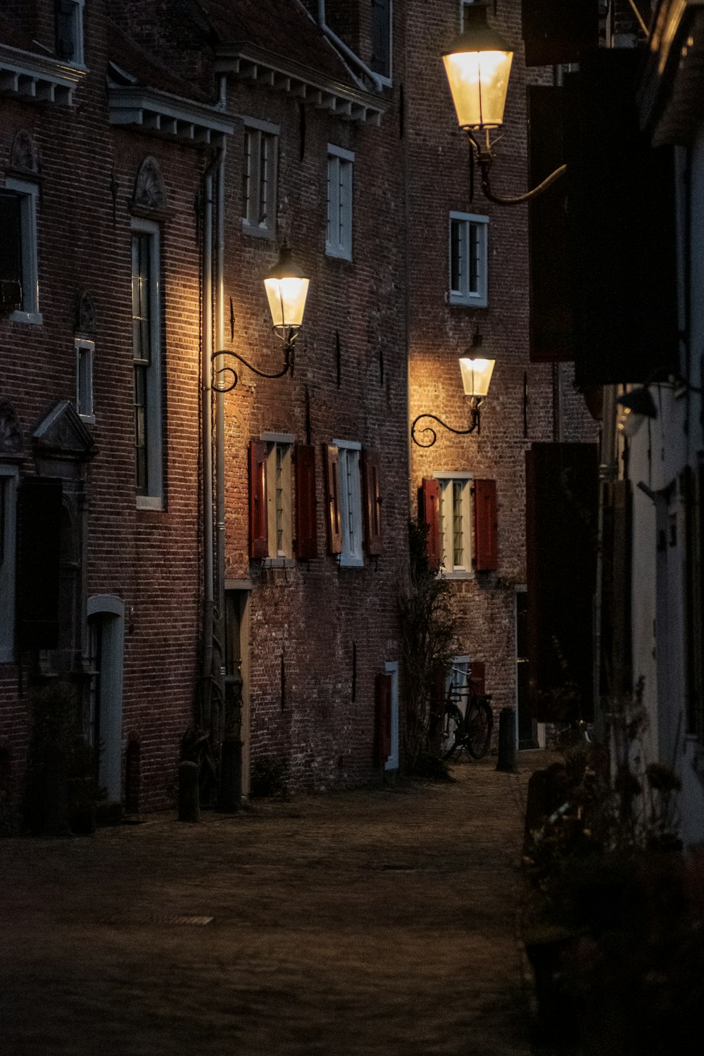 Bâtiment en brique brune pendant la journée