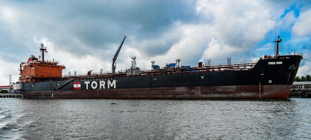 rot-weißes Schiff auf See unter blauem Himmel tagsüber