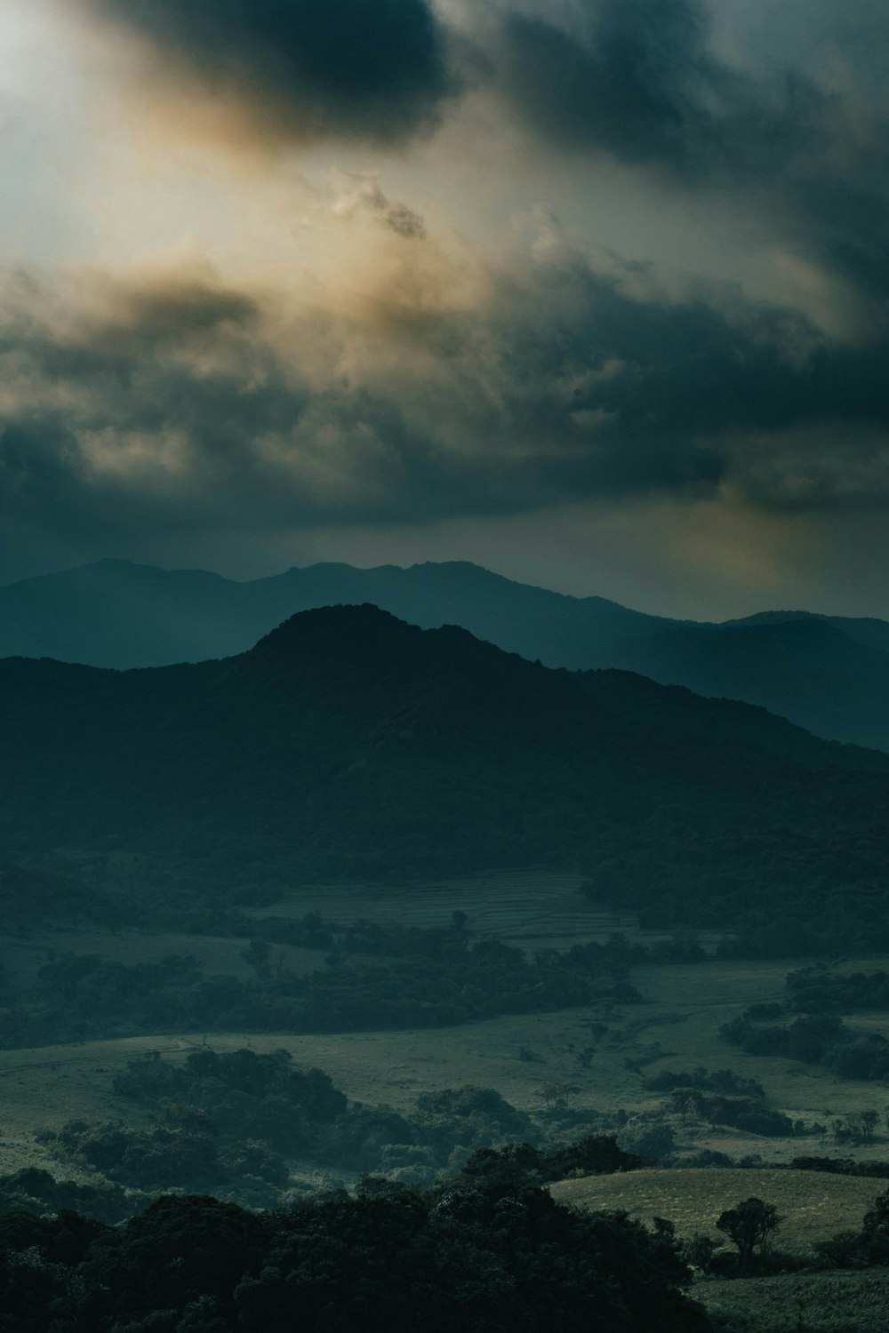 Montañas negras bajo nubes blancas durante el día