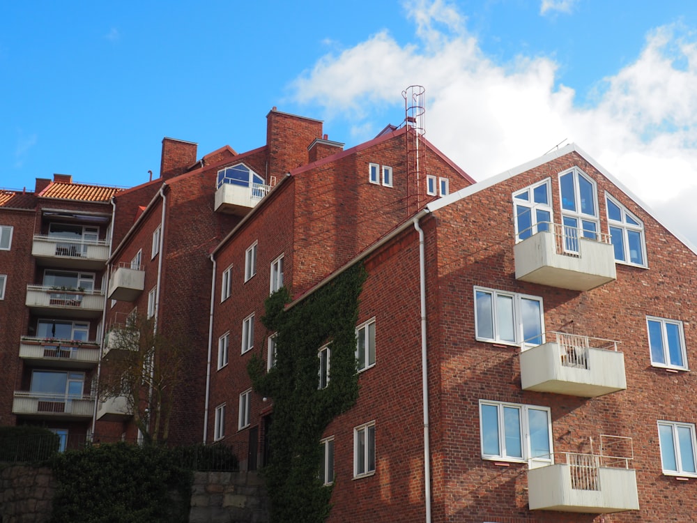 Edificio de hormigón marrón y blanco bajo el cielo azul durante el día