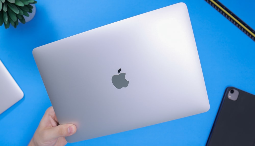 MacBook plateado sobre textil azul